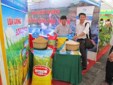 angimex gioi thieu san pham lua giong tai hoi cho  ?? trien lam giong nong nghiep tp  hcm lan i 2013