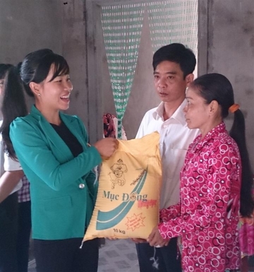 cung hanh trinh  ??mai am atv ?? gao muc dong tiep tuc den voi 03 ho ngheo