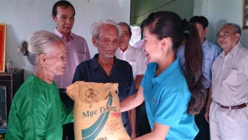 gao muc dong tiep tuc dong hanh cung  ??mai am atv ?? den voi 03 ho ngheo o tp  long xuyen  an giang