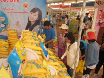 hoi cho hang viet nam chat luong cao tai an giang nam 2014  tieu thu tren 12 tan gao sach angimex