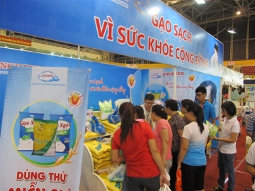 nguoi tieu dung tp  hcm thich thu voi hoat dong dung thu tai gian hang gao sach angimex