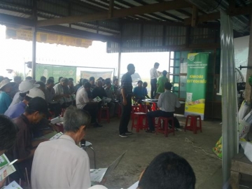 nong dan trong vung nguyen lieu cua angimex duoc tu van su dung vat tu nong nghiep moi