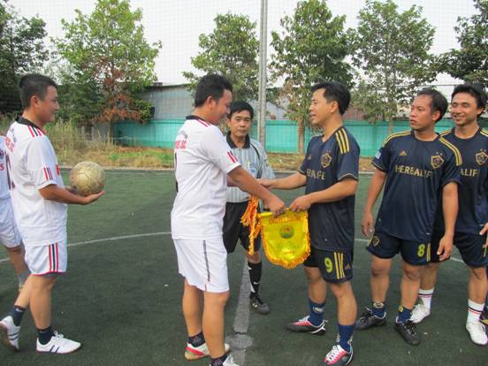 angimex doat chuc vo dich giai bong da giao huu giua cac cong ty luong thuc  ?? cup mung xuan 2013