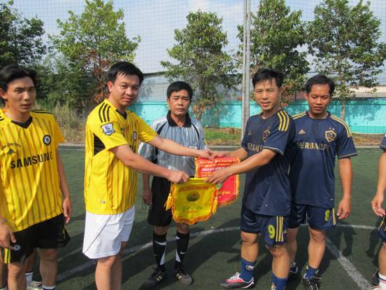 angimex doat chuc vo dich giai bong da giao huu giua cac cong ty luong thuc  ?? cup mung xuan 2013