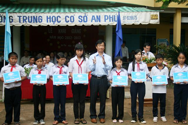 them ba phong may tinh do angimex tai tro da san sang cho nam hoc moi 2012  ?? 2013